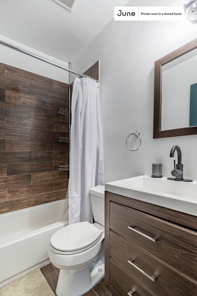 Building Photo - Room in Shared 3 bed/3 bath home