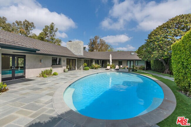 Building Photo - 3035 Lake Glen Dr