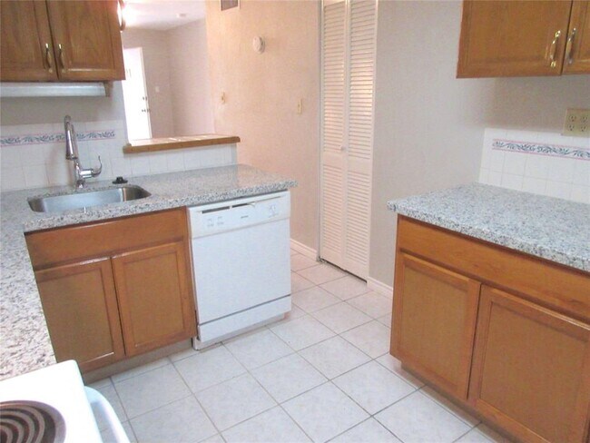 Building Photo - 1220 Shadowdale Dr