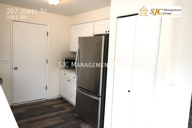 Building Photo - Five Bedroom 2 bath home for rent in Enumclaw