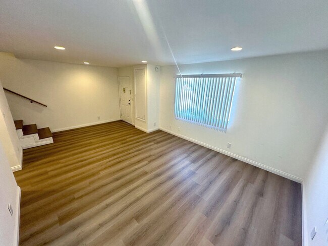 Foto del edificio - HUGGGEE UNIT. CENTRAL A/C, 2bd/1.5baths with parking. This unit is SUMMER READY!