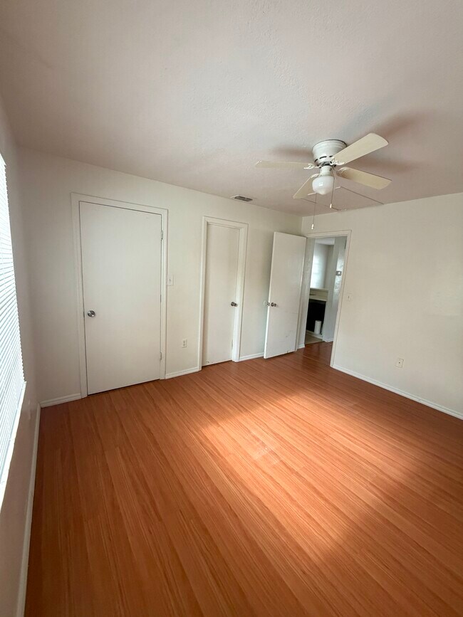 Foto del edificio - 717 Angelina Ln