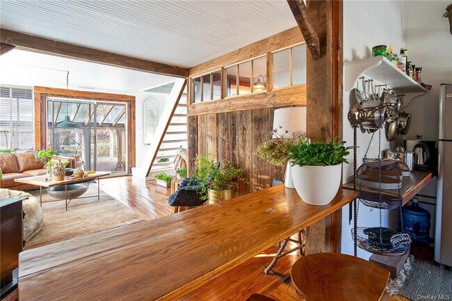 Foto del edificio - 593 Field Rd