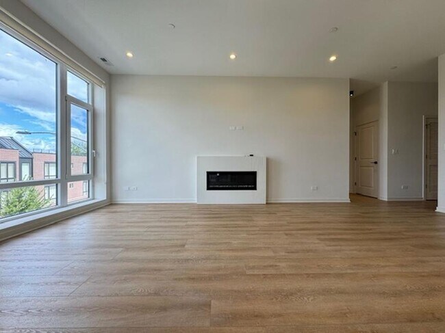 Foto del edificio - 3 bedroom in Chicago IL 60641