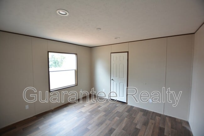 Building Photo - 725 N Chestnut Rd