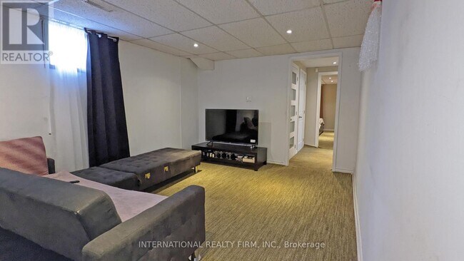 Building Photo - 63 Centre St E