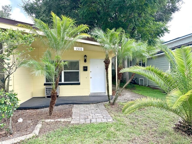 Charming 2-Bedroom/1-Bath Duplex in Wadevi... - Charming 2-Bedroom/1-Bath Duplex in Wadevi... House