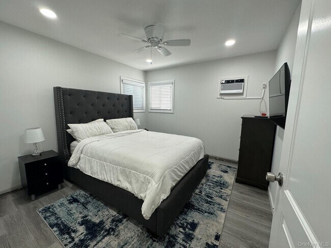 Foto del edificio - 115 Maple Blvd