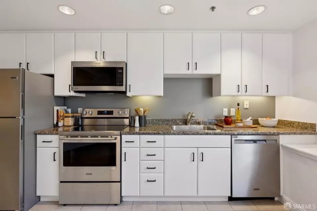 Building Photo - 260 King St