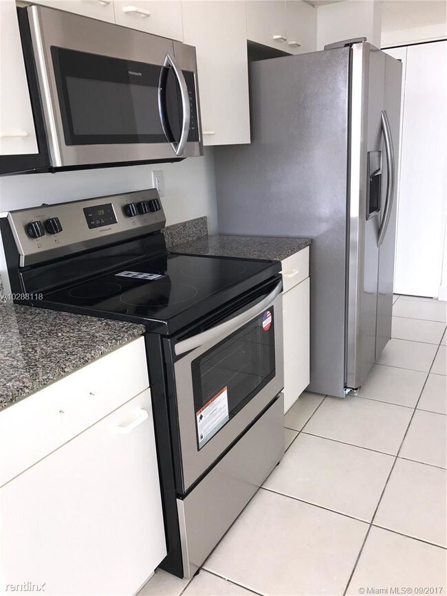 Building Photo - 2 br, 2 bath Condo - St. Tropez