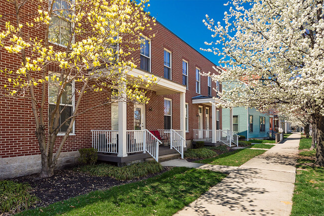 Foto del edificio - New Village Homes & Whitney Young Townhomes