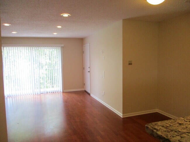 Building Photo - 9400 Bay Colony Dr