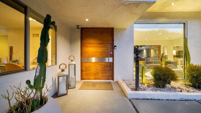 Foto del edificio - 2044 Coldwater Canyon Dr