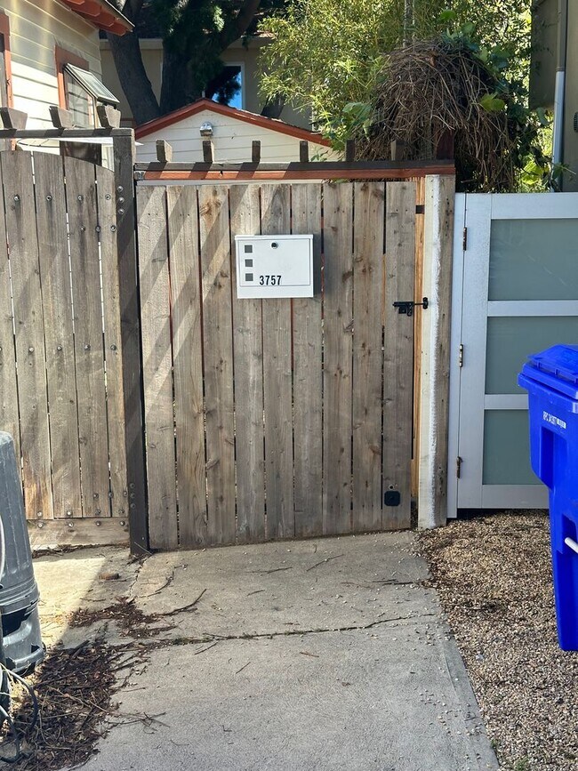 Foto del edificio - Charming 3 Bedroom 2 bathroom back house in the heart of San Diego's most desirable neighborhoods!