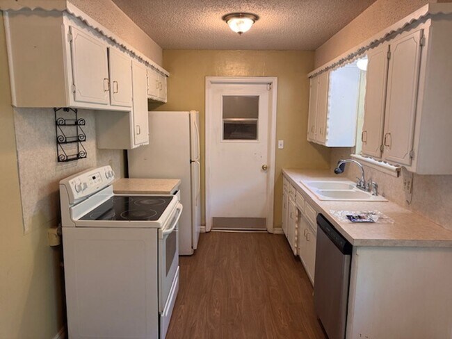 Foto del edificio - Moore Schools, 3 bed 1.5 bath with fenced yard and new paint1