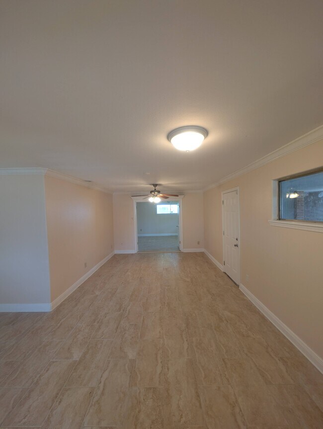 Foto del edificio - 5011 Warren Dr