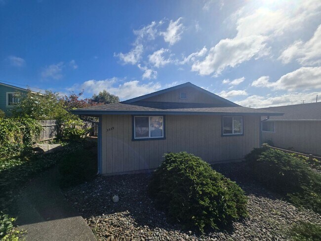 Foto del edificio - Pet-friendly and updated 3BR/1BA Eureka home