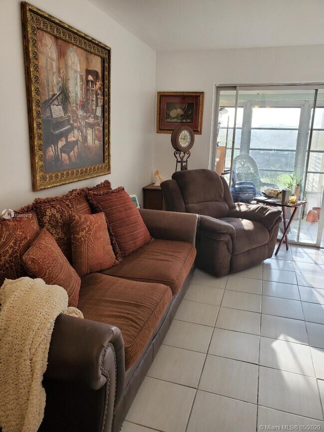 Foto del edificio - 5800 NW 64th Ave