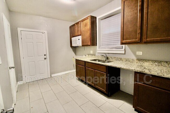 Foto del edificio - 8223 S Marshfield Ave