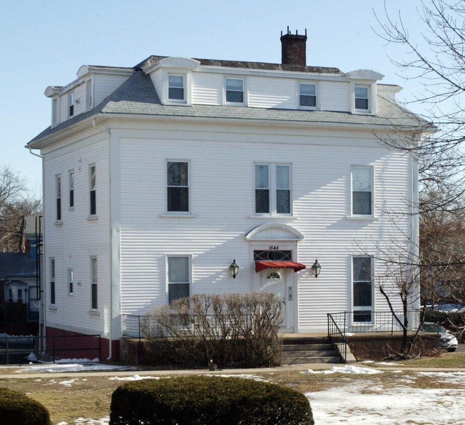 16341644 Broad St, Cranston, RI 02905 Apartments in Cranston, RI