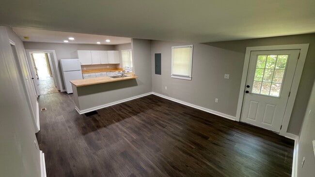 Building Photo - Newly Renovated 3br/2ba Home in Taylors, SC
