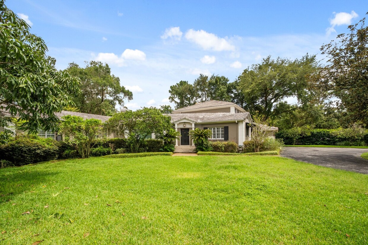 Primary Photo - Winter Park Pool Home on half acre lot, st...
