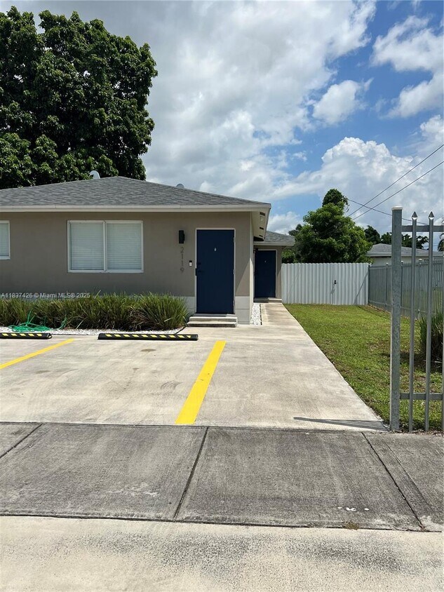 Foto principal - 2119 NW 43rd St