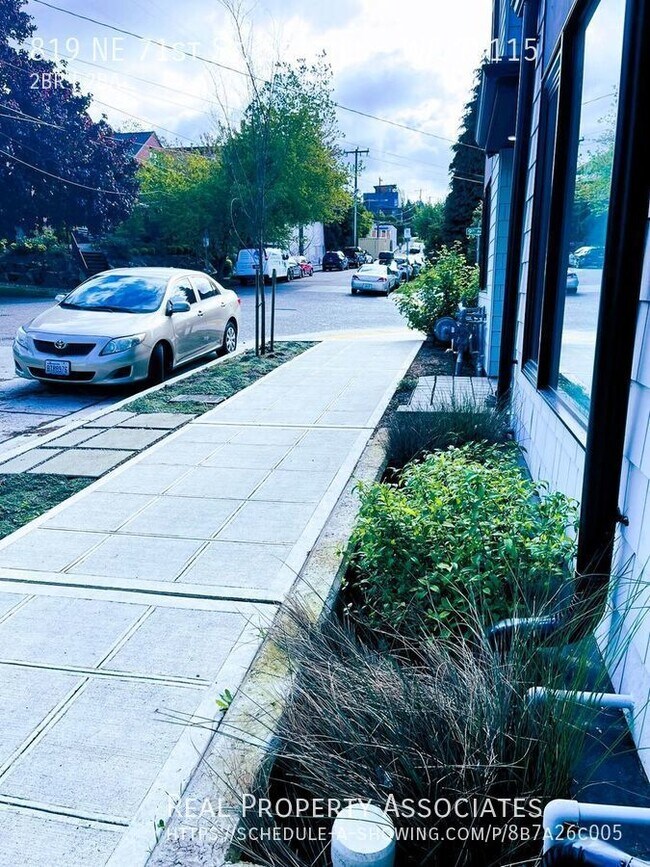 Foto del edificio - Newer Modern End Unit Townhome - Roof Top ...