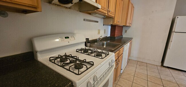 Building Photo - Great Value - Spacious Green Line 4bd/2bath w/ Heat/HW Included- Avail Now!