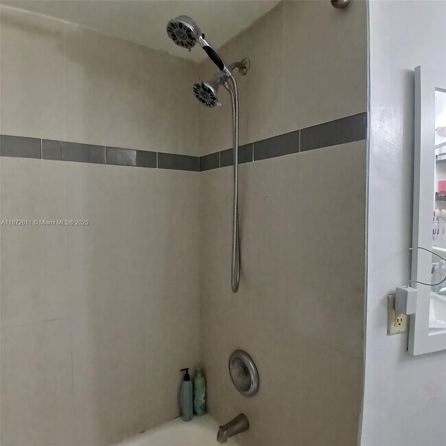 Foto del edificio - 6280 NW 186th St
