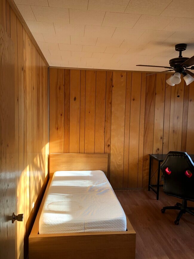 Foto del edificio - 1616 George Bush Dr