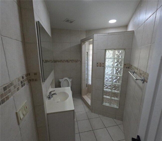 Foto del edificio - 1423 Holly Heights Dr