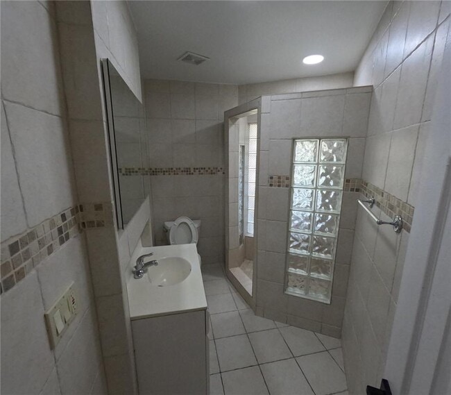 Building Photo - 1423 Holly Heights Dr