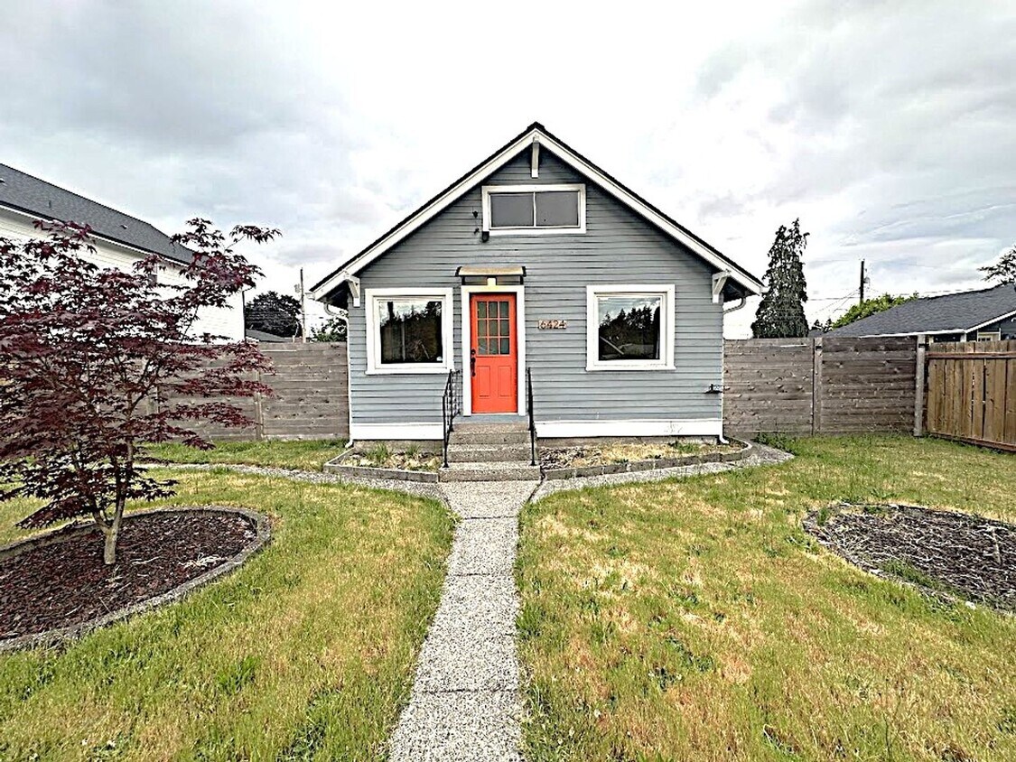 Primary Photo - Stunning 2 bedroom 1 bathroom home with fu...