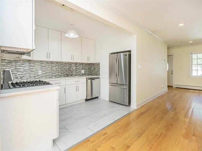 Foto del edificio - 30 Edgewood Rd