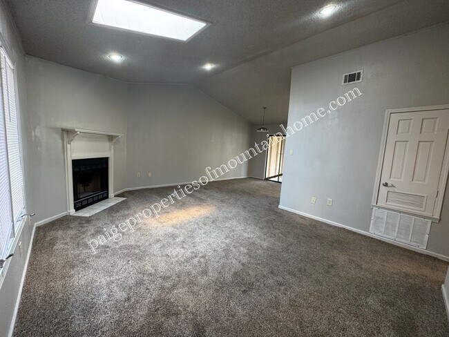 Foto del edificio - 605 Cooper Estates Dr