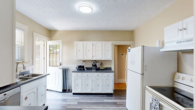 Foto del edificio - 128 1/2 Elm Street-SI ID1380181P