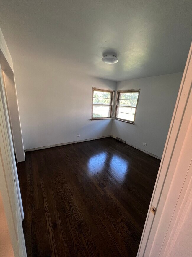 Foto del edificio - 8000 N Ozark Ave