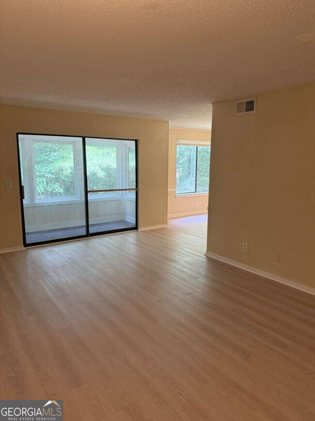 Foto del edificio - 343 Seasons Pkwy