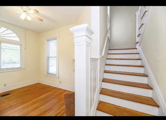 Foyer with private entrance and staircase - 658 N Broadway