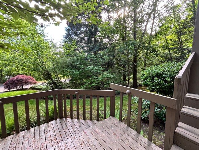Building Photo - Beautiful Updated Lake Oswego Home in Mt. ...