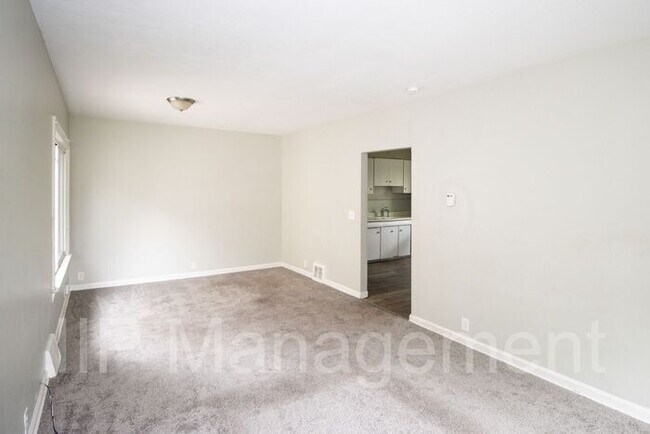 Foto del edificio - Updated 2BD UP off West Blvd-Westside Clev...