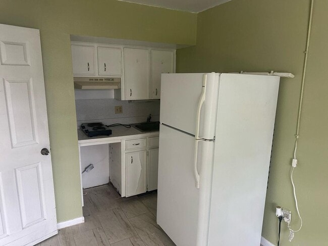 Building Photo - 214 N Chestnut Rd