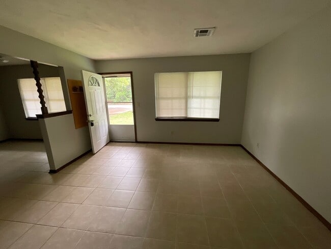 Building Photo - 3 Bed, 1 1/2 Bath, 1 Car Garage