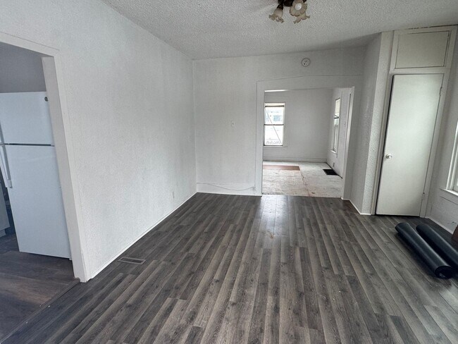 Foto del edificio - 321 W 5th St