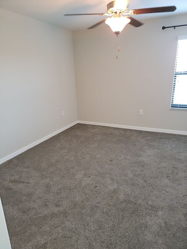 Primary Photo - Spacious 4 bedroom 2.5 Bathroom Townhouse ...