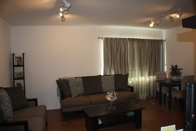 Foto del edificio - 133 W Channel Rd