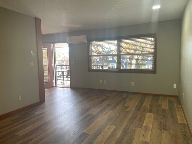 Foto del edificio - 400 W McLoughlin Blvd