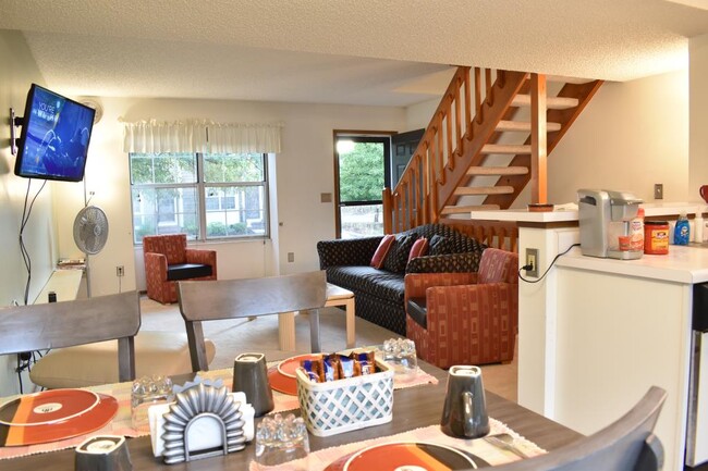 Living room - 4903 Singleton Dr