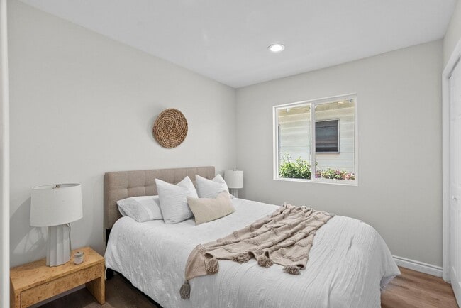 Foto del edificio - 1745 W 39th St